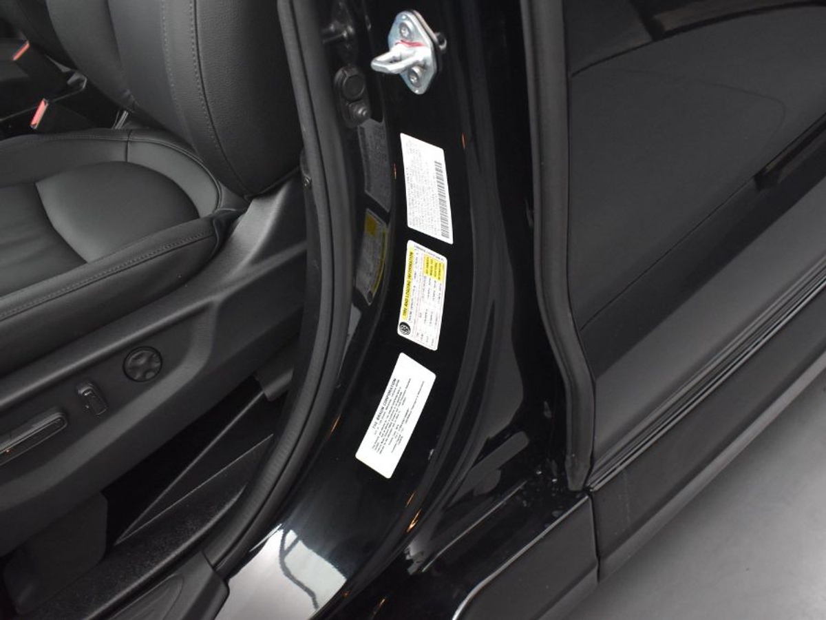 Black Honda Odyssey image number 23