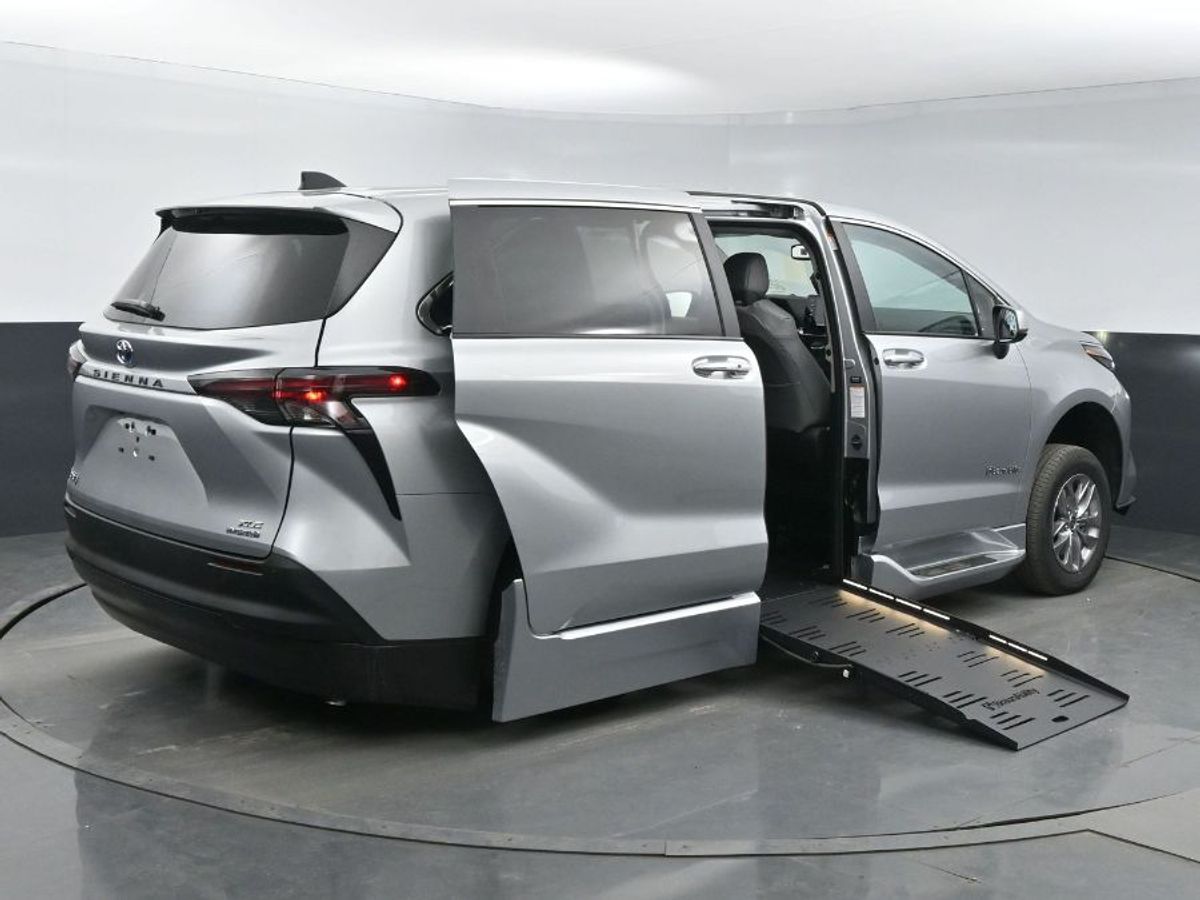 2024 Toyota Sienna XLE - Photo 24