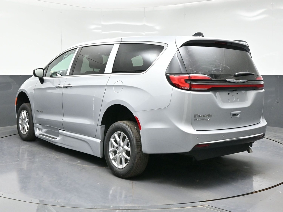 New 2026 Chrysler Pacifica Select Plus - BraunAbility Side Entry Fold Out Automatic Ramp