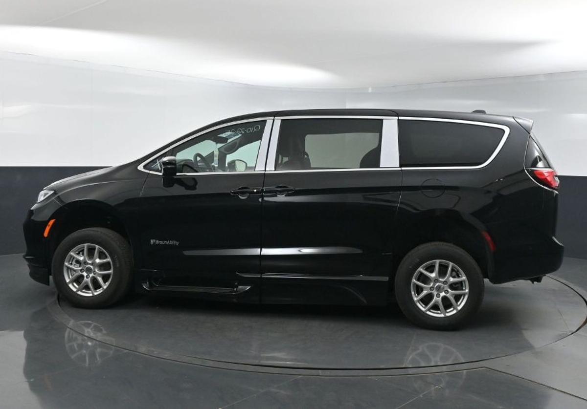 2025 CHRYSLER PACIFICA - Image 4