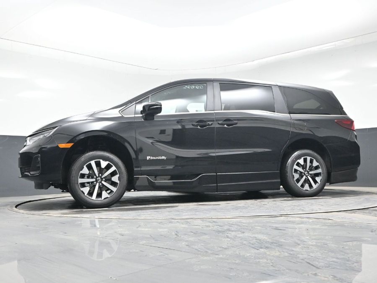 Black Honda Odyssey image number 18