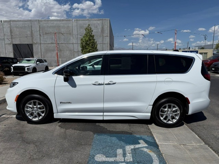 White Chrysler Pacifica image number 8