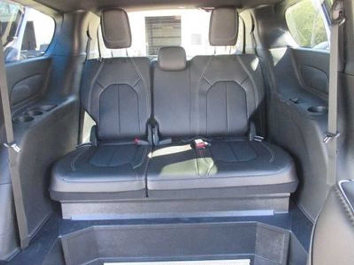 Blue Chrysler Pacifica image number 9