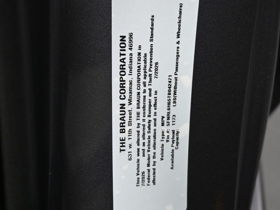 Grey Honda Odyssey image number 10