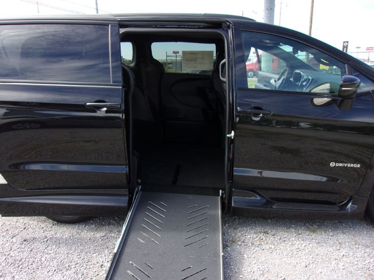 Black Chrysler Pacifica image number 12