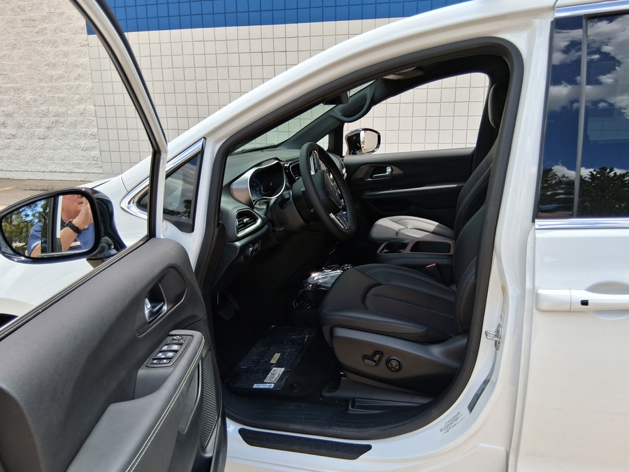 White Chrysler Voyager image number 14
