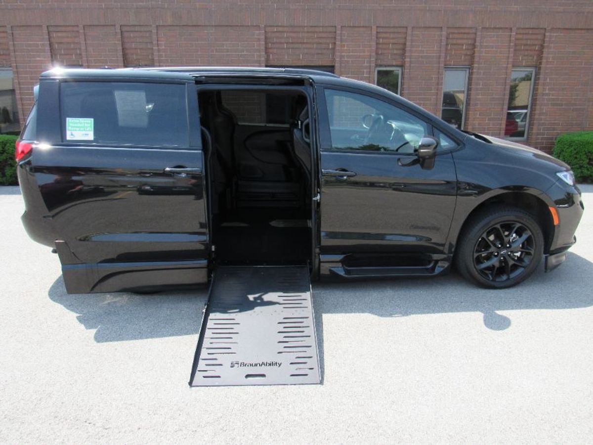 2023 Chrysler Pacifica Touring L's photo