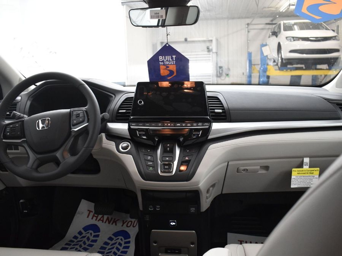 White Honda Odyssey image number 12