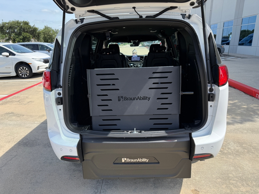 White Chrysler Voyager image number 15