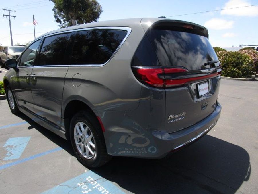 New 2025 Chrysler Pacifica Select Safety - BraunAbility Side Entry Entry Fold Out Automatic Ramp