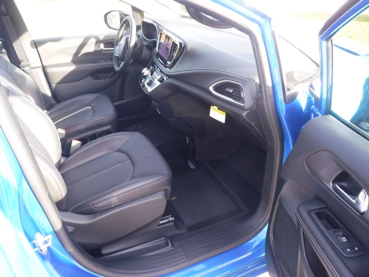 Blue Chrysler Pacifica image number 15