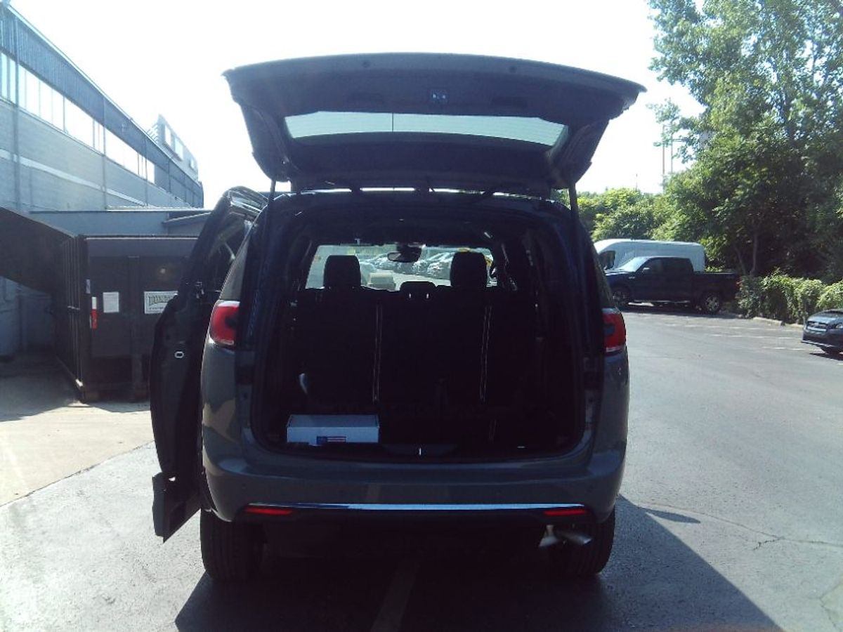 Grey Chrysler Pacifica image number 10