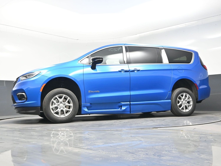 Blue Chrysler Pacifica image number 16