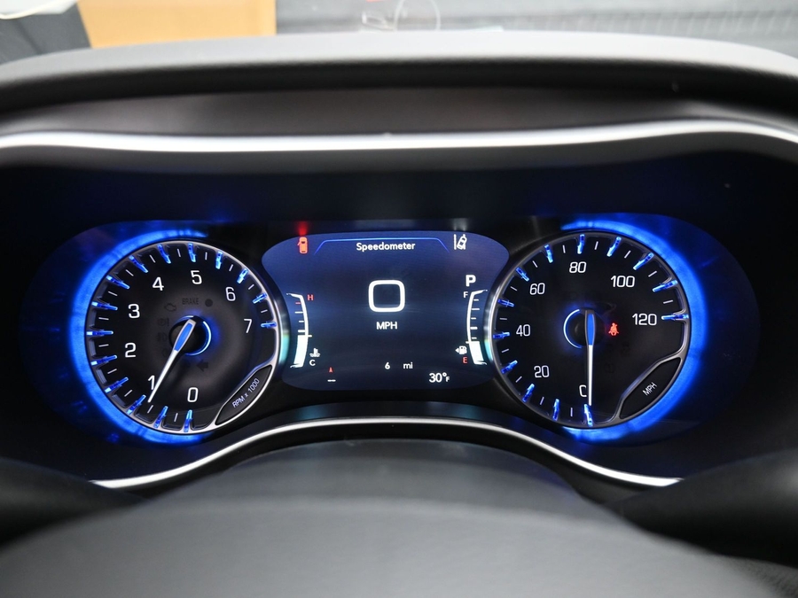 Red Chrysler Voyager image number 20