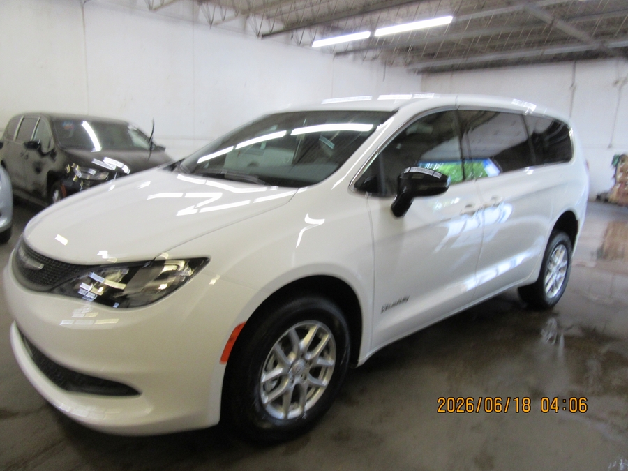 White Chrysler Voyager image number 10