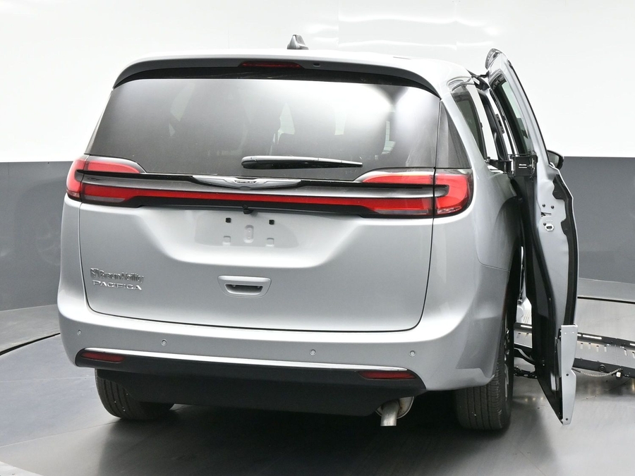 Silver Chrysler Pacifica image number 5