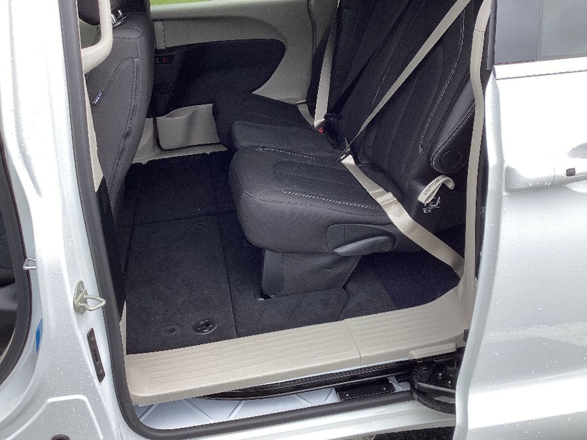 White Chrysler Voyager image number 12