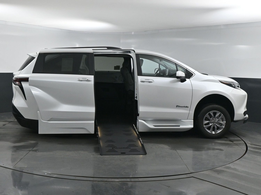 New 2025 Toyota Sienna Hybrid XLE Plus - BraunAbility Side Entry Entry Fold Out Automatic Ramp