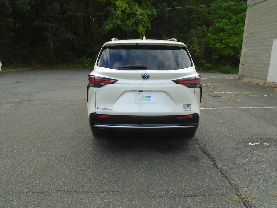 White Toyota Sienna image number 11