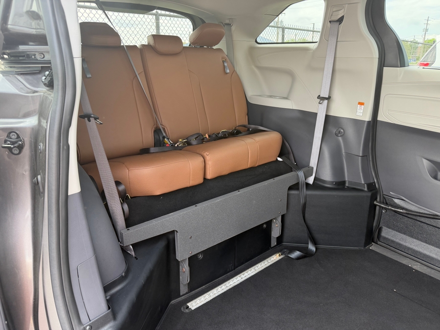 Used 2022 Toyota Sienna Hybrid LE - RLX Side Entry Entry In Floor Automatic Ramp