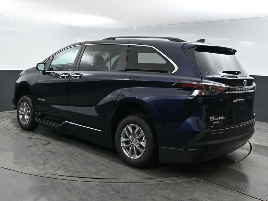 New 2025 Toyota Sienna Hybrid XLE Plus - BraunAbility Side Entry Entry In Floor Automatic Ramp
