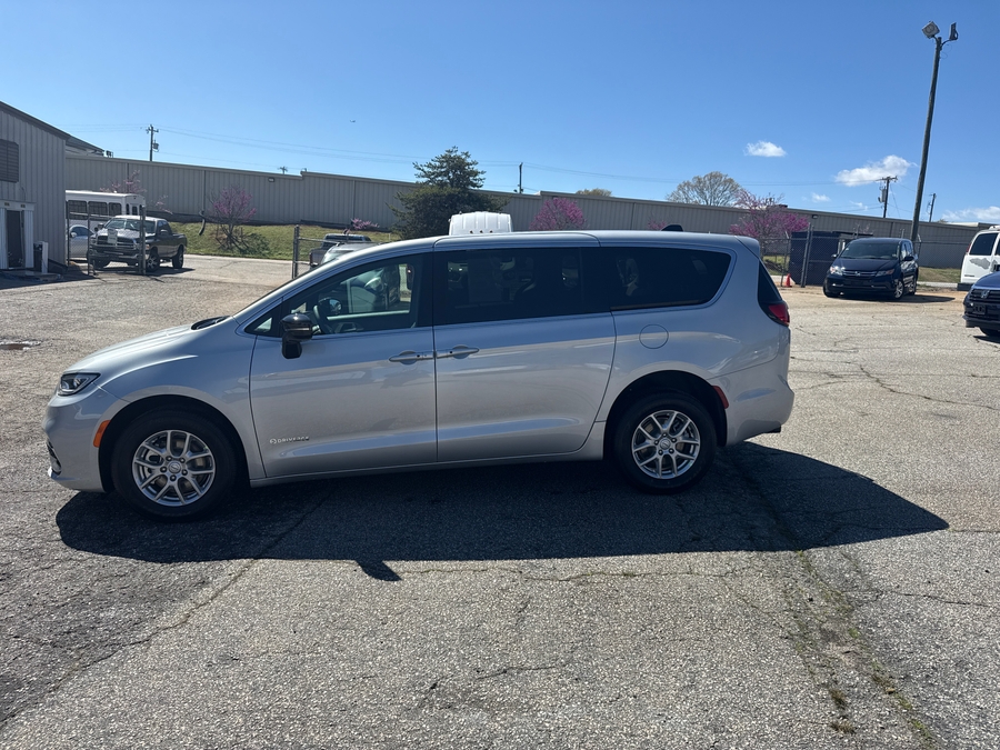 Silver Chrysler Pacifica image number 4