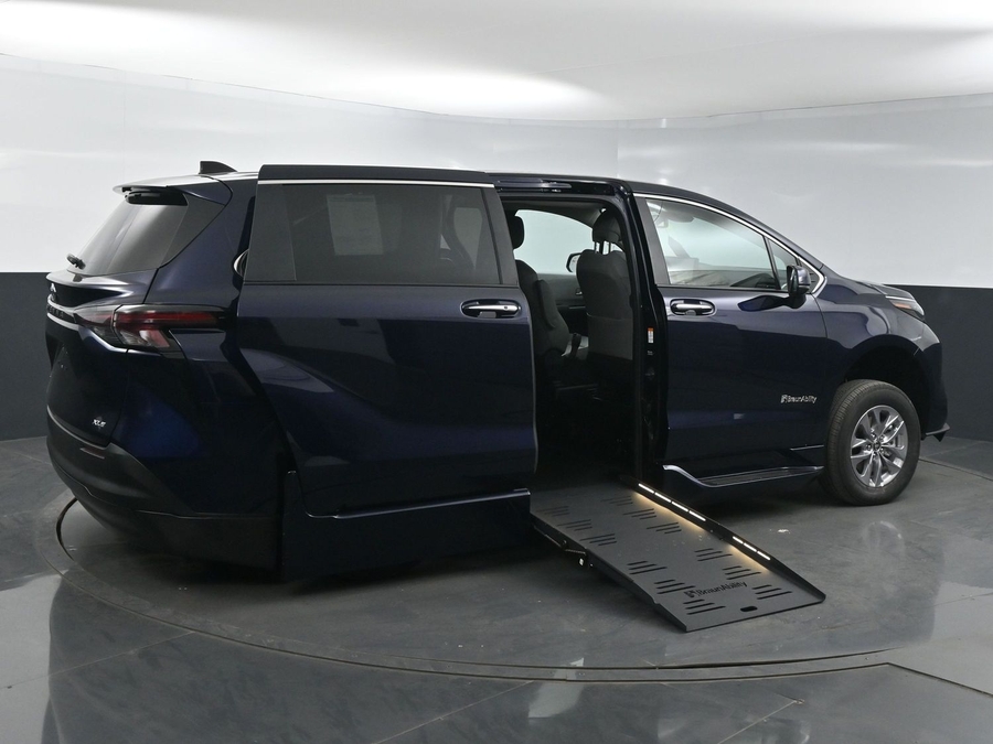 New 2025 Toyota Sienna Hybrid XLE Base - BraunAbility Side Entry Entry Fold Out Automatic Ramp