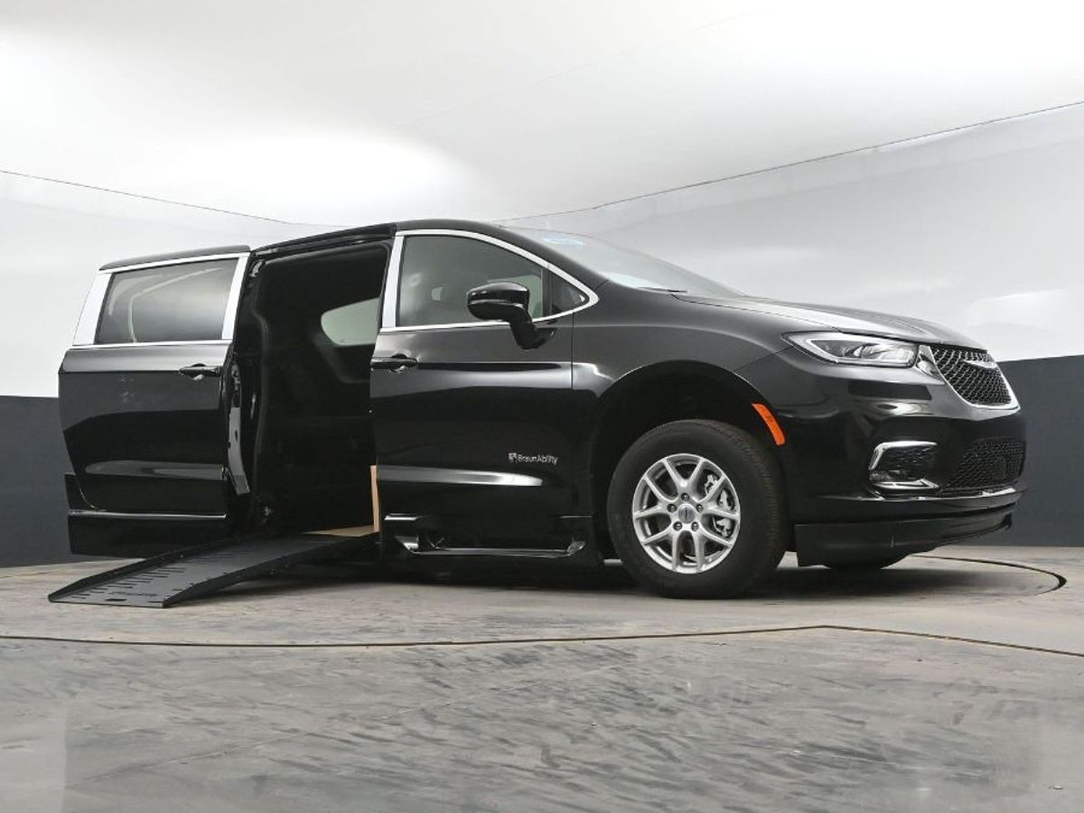 Black Chrysler Pacifica image number 8