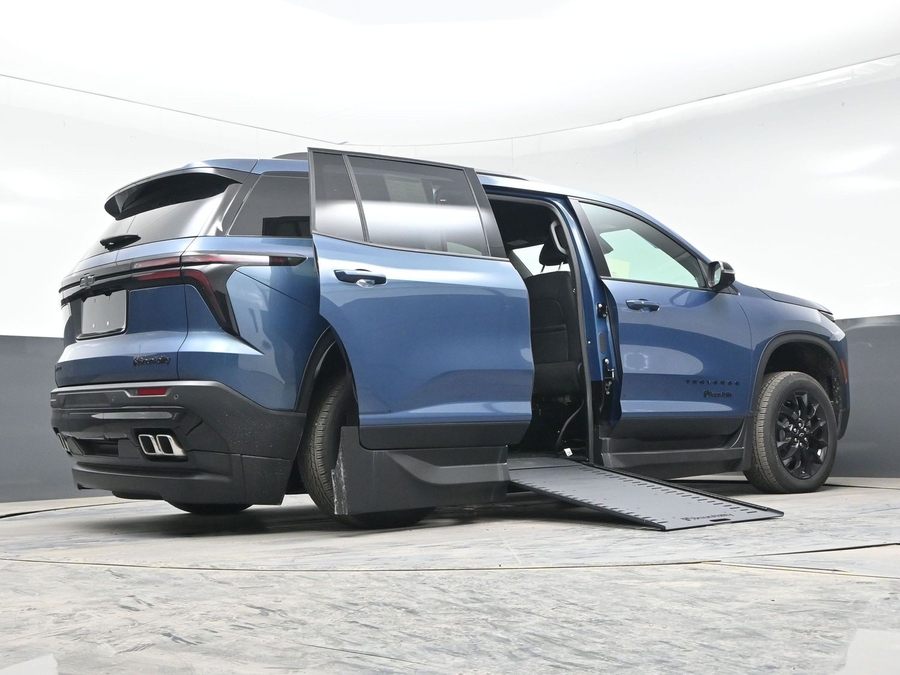 New 2025 Chevrolet Traverse 1LT Midnight - BraunAbility Side Entry Entry In Floor Automatic Ramp