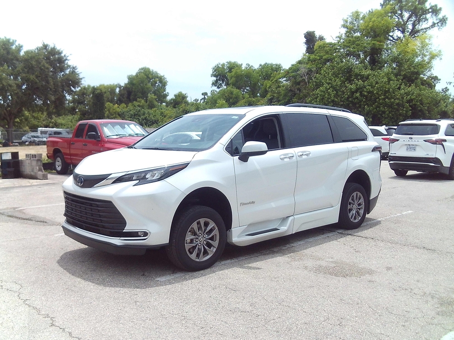 White Toyota Sienna image number 1