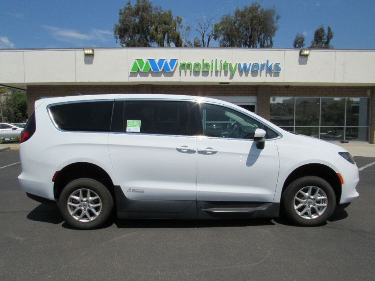 White Chrysler Voyager image number 4