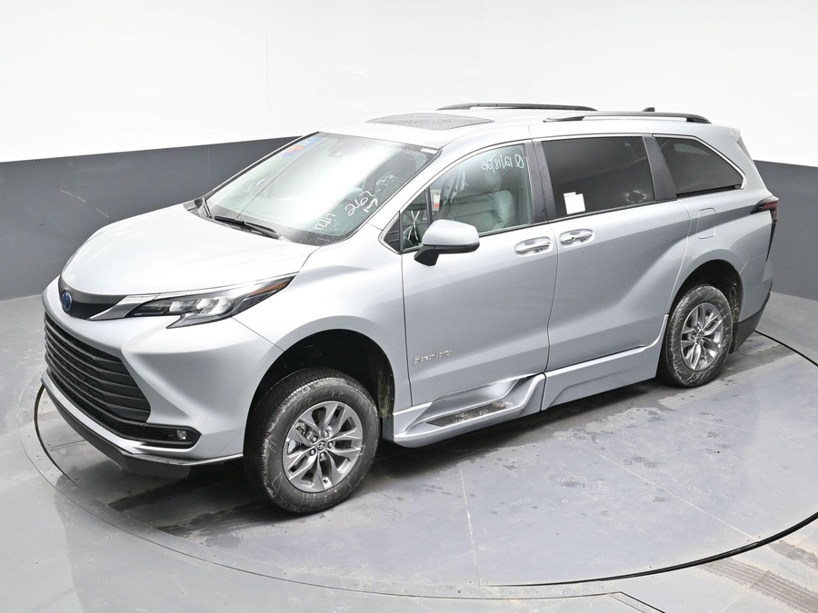 New 2025 Toyota Sienna Hybrid XLE PLUS - BraunAbility Side Entry Entry Fold Out Automatic Ramp