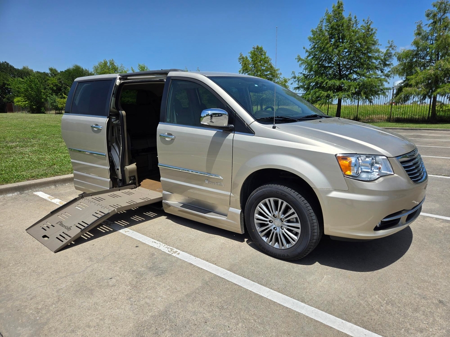 Used 2014 Chrysler Town and Country Touring-L - BraunAbility Side Entry Fold Out Automatic Ramp