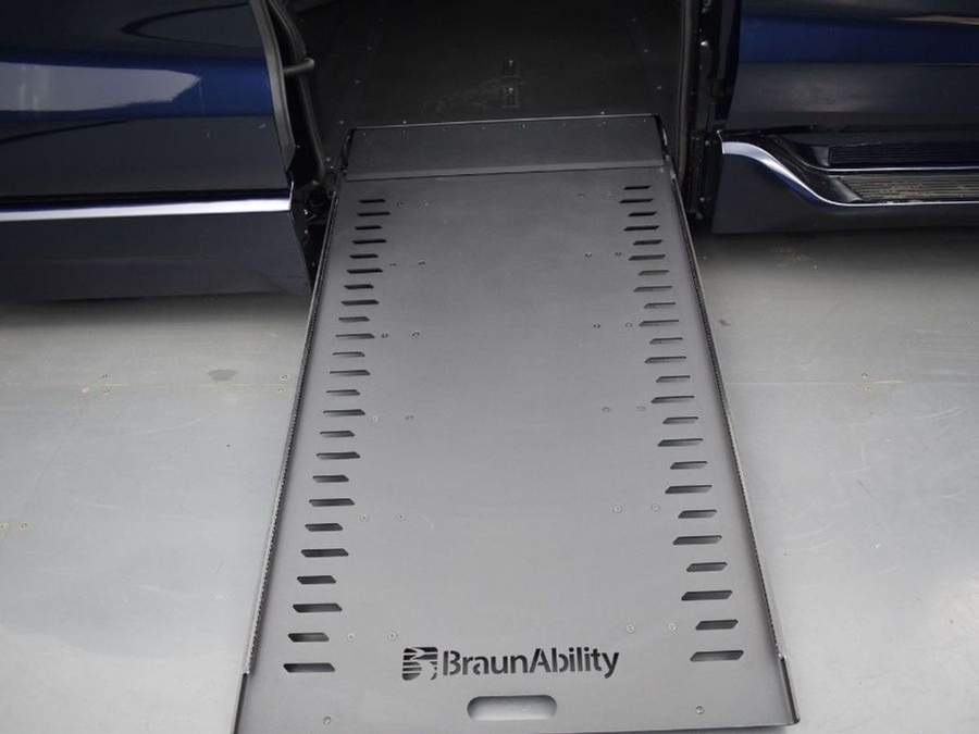 Blue Toyota Sienna image number 15