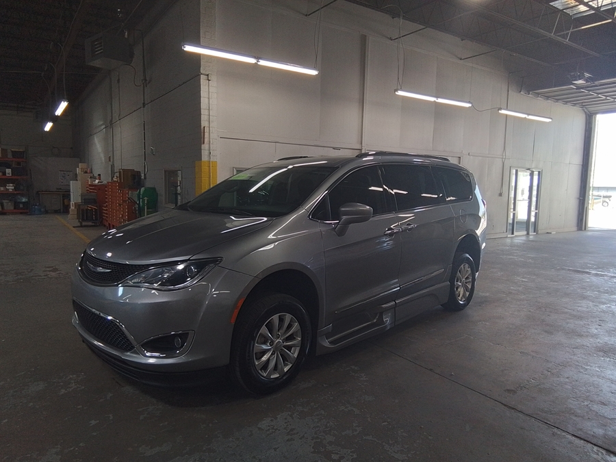 Silver Chrysler Pacifica image number 2