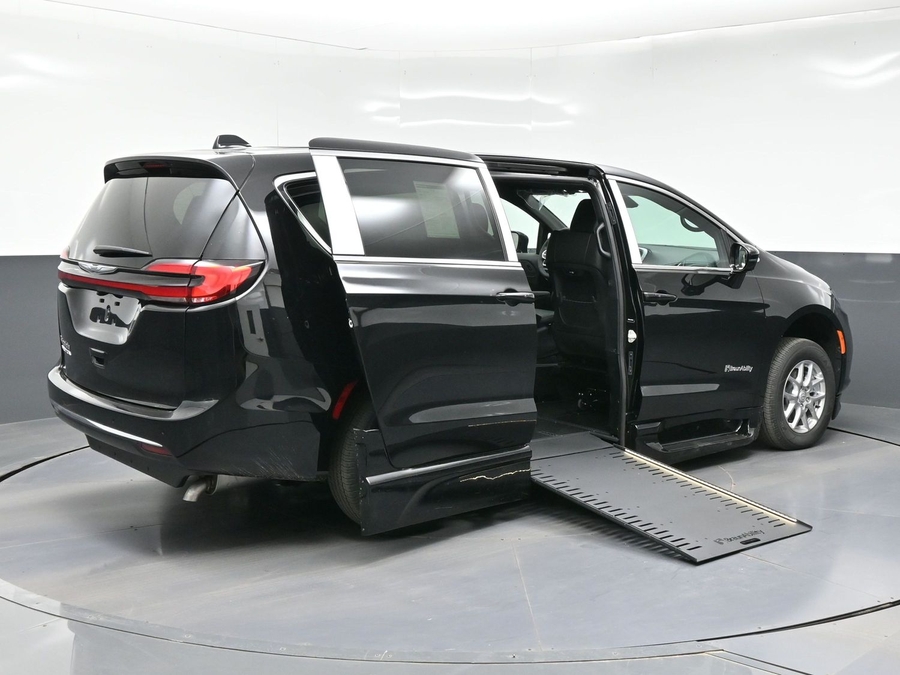 Black Chrysler Pacifica image number 6