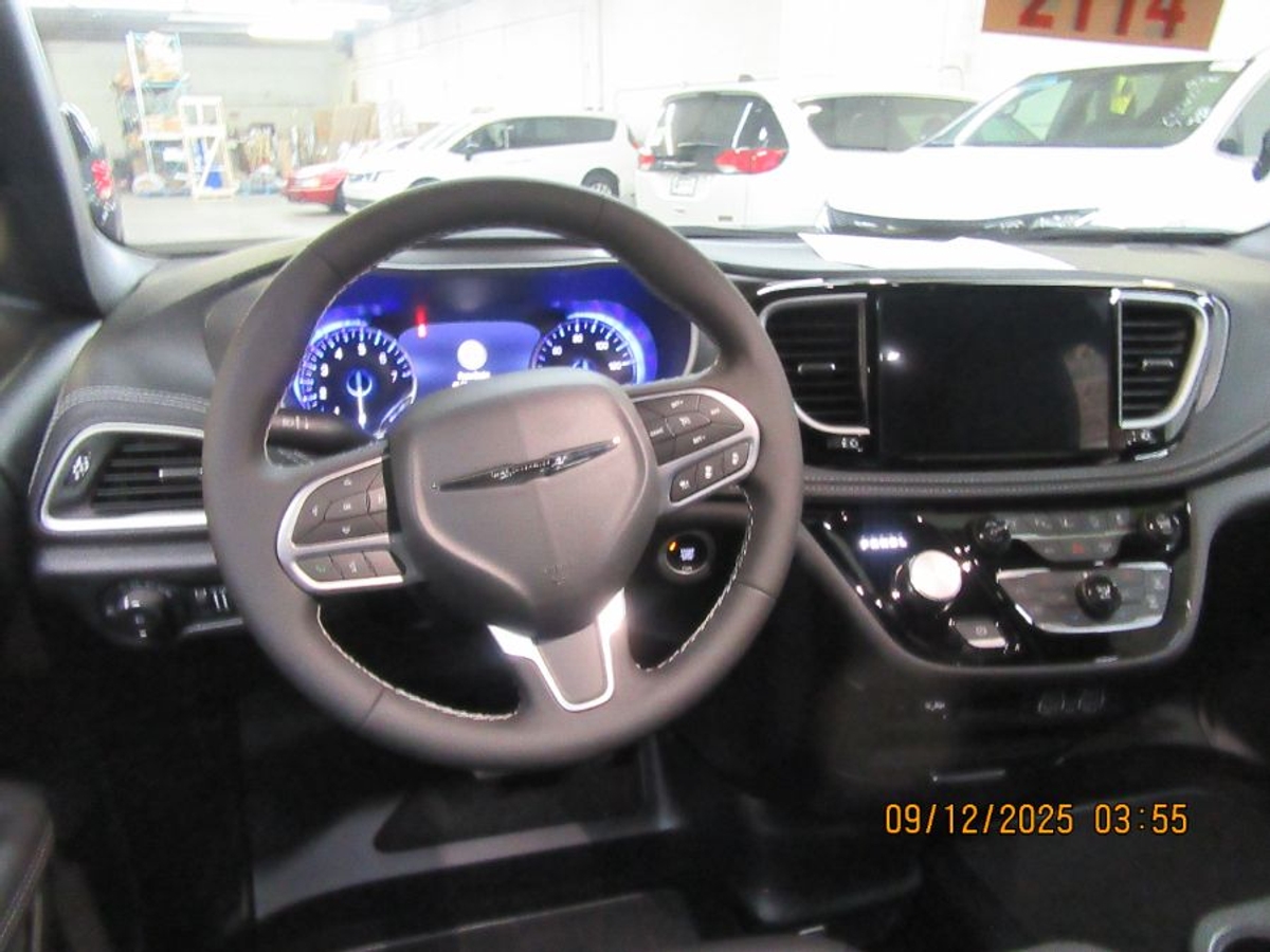 Black Chrysler Pacifica image number 21