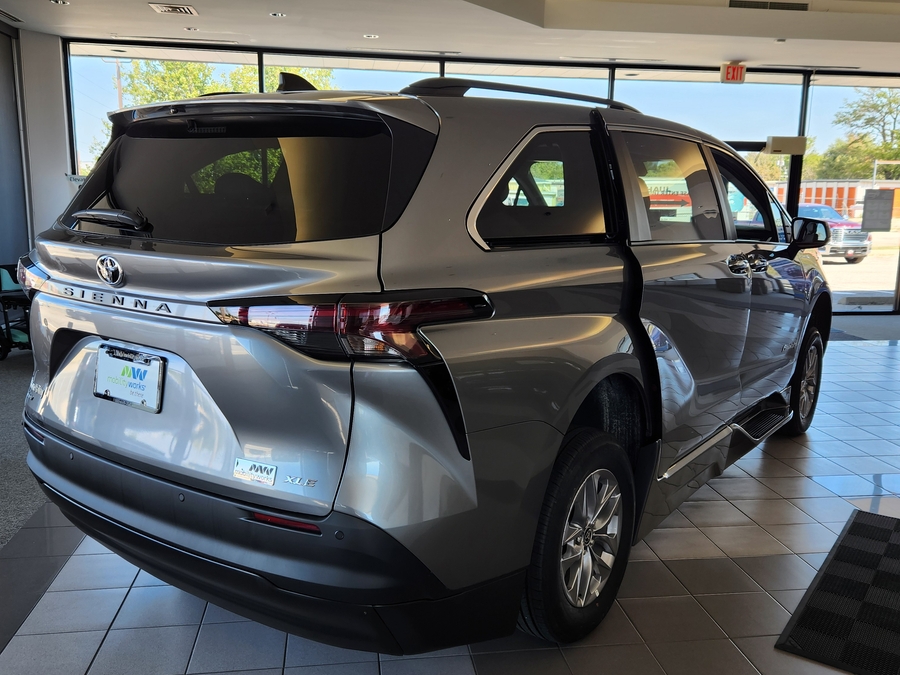 Grey Toyota Sienna image number 4
