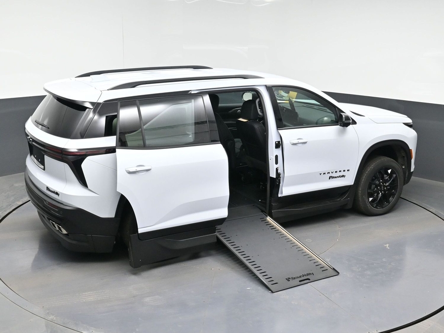 New 2026 Chevrolet Traverse 1LT Midnight - BraunAbility Side Entry Entry In Floor Automatic Ramp