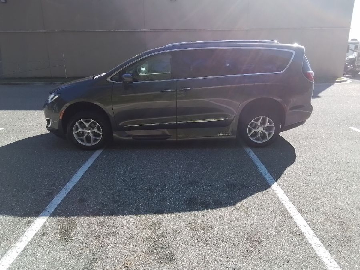 Grey Chrysler Pacifica image number 10