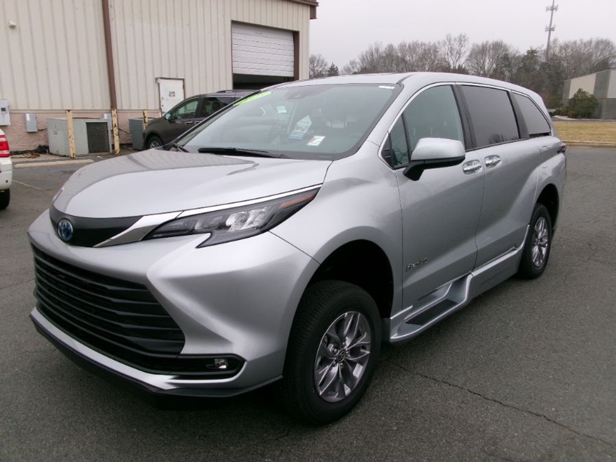 2025 Toyota Sienna XLE's photo