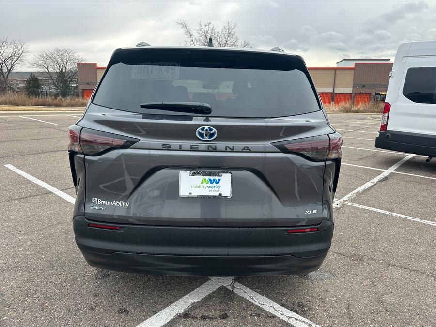 Grey Toyota Sienna image number 16