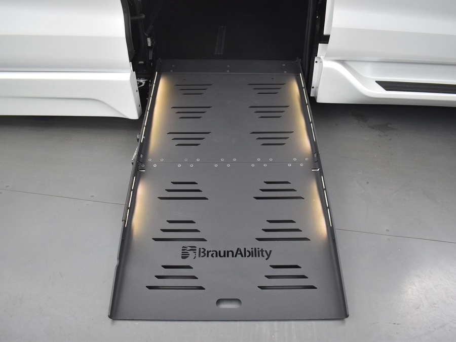 New 2025 Toyota Sienna Hybrid XLE Base - BraunAbility Side Entry Entry Fold Out Automatic Ramp