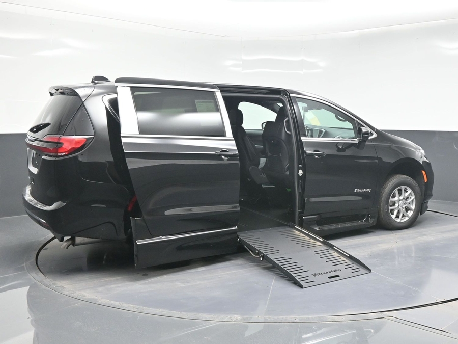 Black Chrysler Pacifica image number 6