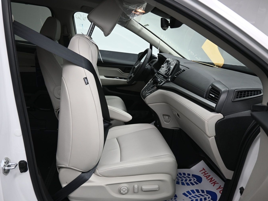 White Honda Odyssey image number 6