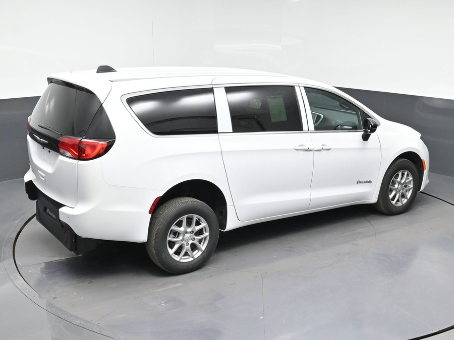 White Chrysler Voyager image number 12