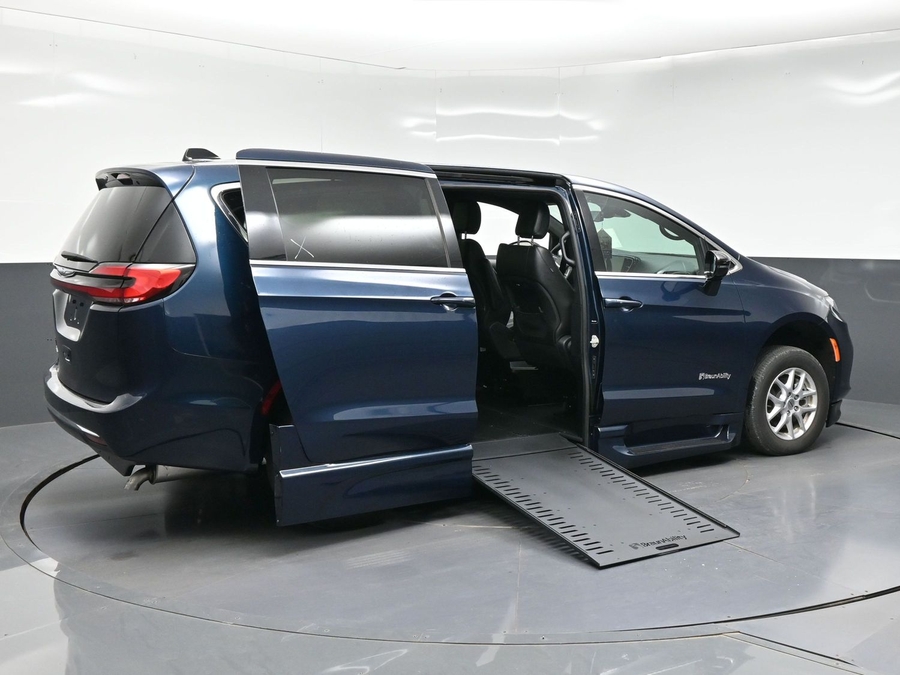 Used 2025 Chrysler Pacifica Select - BraunAbility Side Entry In Floor Automatic Ramp