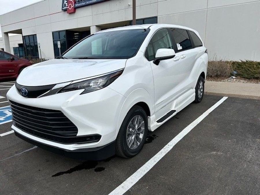 New 2025 Toyota Sienna Hybrid LE w MID ROW - Vantage Mobility Commercial Side Entry Entry In Floor Manual Ramp