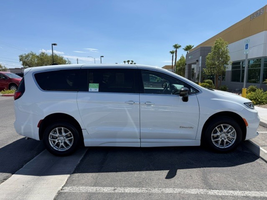 White Chrysler Pacifica image number 5