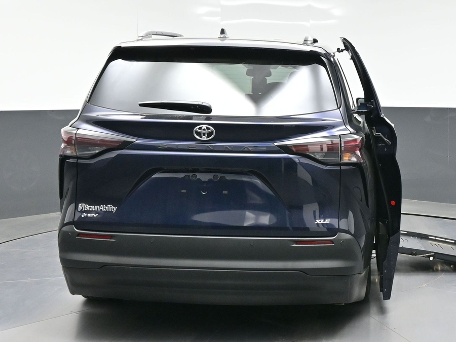 New 2026 Toyota Sienna Hybrid XLE Base - BraunAbility Side Entry Fold Out Automatic Ramp
